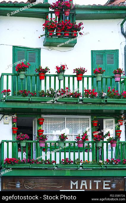 Traditional architecture, La Marina fishermen neighborhood, Hondarribia town, Txingudi bay, Jaizkibel Mountain range, Gipuzkoa province, Basque Country, Spain