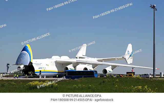 07 May 2018, Germany, Schkeuditz, Leipzig-Halle airport: Visitors standing on the tailboard of an Antonov 225. The cargo aircraft measuring 84 metres in length