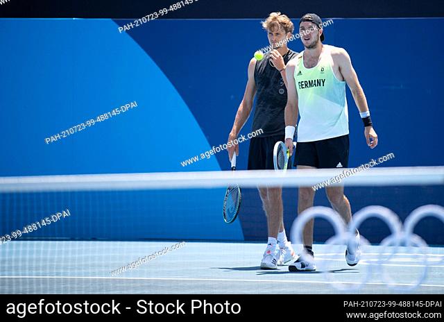23 July 2021, Japan, Tokio: Tennis: Olympics, training, men at Ariake Tennis Park. Alexander Zverev (l) and Jan-Lennard Struff from Germany in conversation