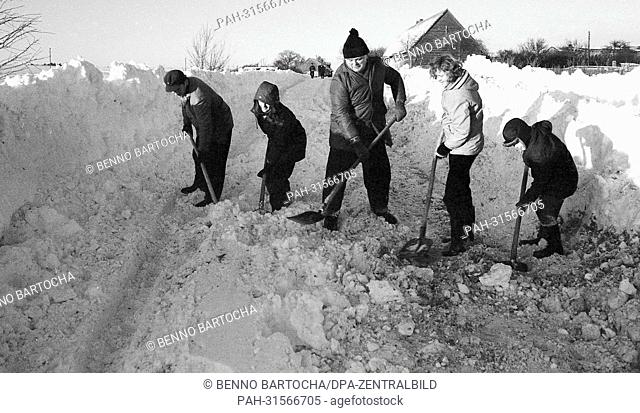 All help with - Residents from the village Lebbin shovel snow from the road on 03.01.1979, which was cleared by a snowplow after heavy snowfall