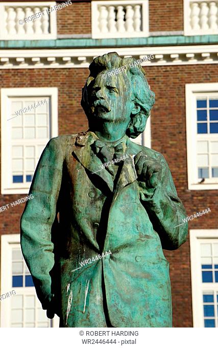 Statue of composer Edvard Grieg, Bergen, Hordaland, Norway, Scandinavia, Europe