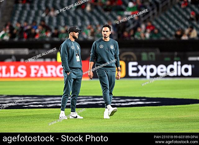 18 October 2023, USA, Philadelphia: Soccer: Internationals, Mexico - Germany, Lincoln Financial Field. Germany's Mats Hummels (r) and Niclas Füllkrug stand on...