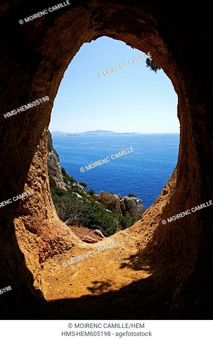 France, Bouches du Rhone, Blue Coast, Bay of Marseille, the path between customs and Niolon Mejean, cave