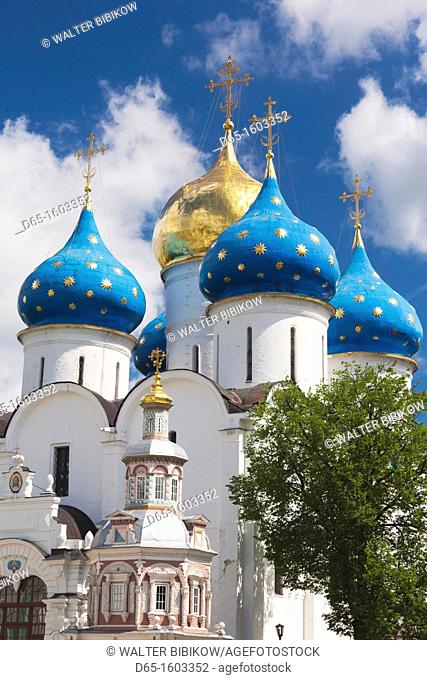 Russia, Moscow Oblast, Golden Ring, Sergiev Posad, Trinity Monastery of Saint Sergius, domes of the Cathedral of the Assumption
