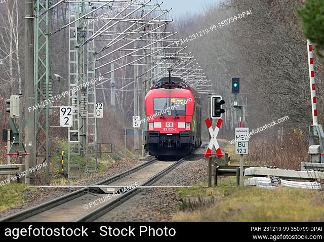 19 December 2023, Brandenburg, Vetschau/Ot Raddusch: The regional express train RE2 with destination Nauen leaves Raddusch station from Cottbus