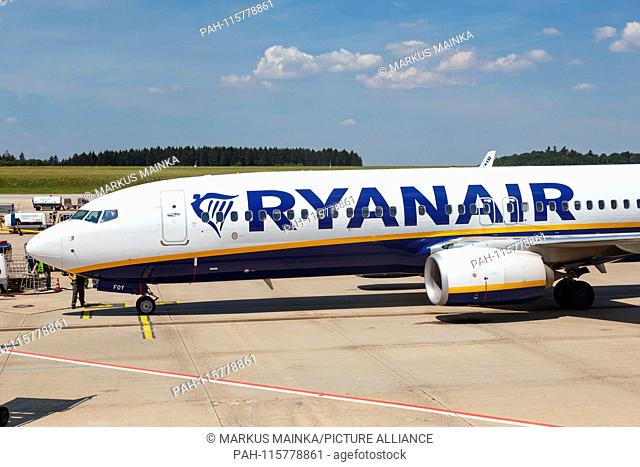 Lautzenhausen, Germany – July 27, 2018: Ryanair Boeing B737-800 airplane at Frankfurt Hahn airport (HHN) in Germany. | usage worldwide