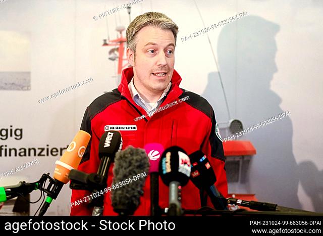 24 October 2023, Bremen: Christian Stipeldey, press officer of the German Maritime Search and Rescue Service (DGzRS), speaks during a press conference