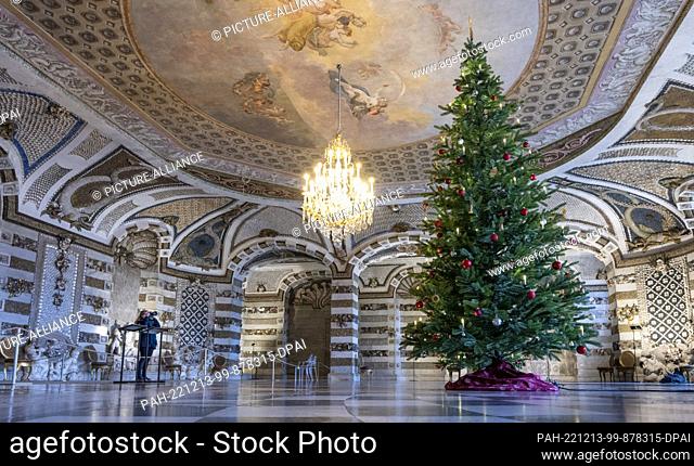 09 December 2022, Brandenburg, Potsdam: A festively decorated Christmas tree stands in the Grotto Hall of the New Palace