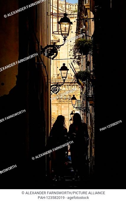 Syracuse, Sicily, Italy Two women walking down a narrow alley. | usage worldwide. - Syracuse/Sicily/Italy