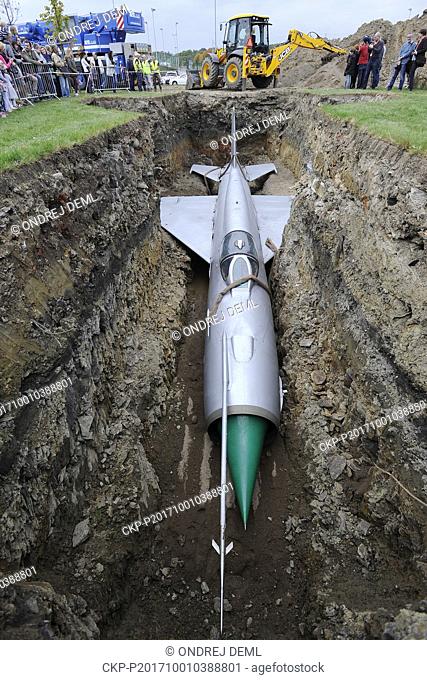 British artist Roger Hiorns today let a Soviet-made MiG-21 fighter plane buried in the compound of the research centre ELI Beamlines in Dolni Brezany