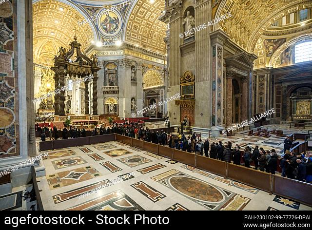 02 January 2023, Vatican, Vatikanstadt: The body of Pope Emeritus Benedict XVI is laid out in public in St. Peter's Basilica