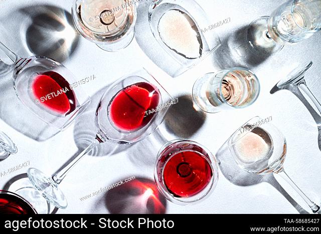 White and red wine in glasses. Svetlana Denisova/TASS