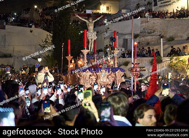 06 April 2023, Spain, Granada: The Cristo del Consuelo (Christ of Consolation arrives in Sacromonte, Granaga, surrounded by a crowd of people