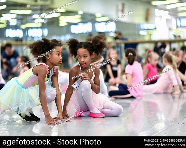 12 February 2020, Berlin: Alia (l) and Safia take part in the ballet casting for the young ensemble of the Friedrichstadt-Palast