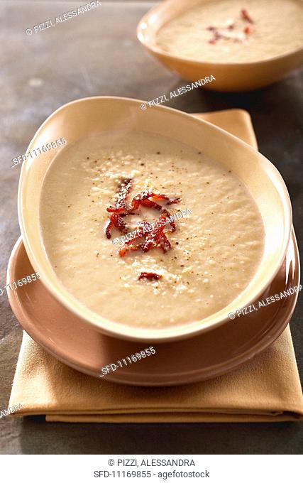 Zuppa d'indivia al bacon (cream of chicory soup with bacon)