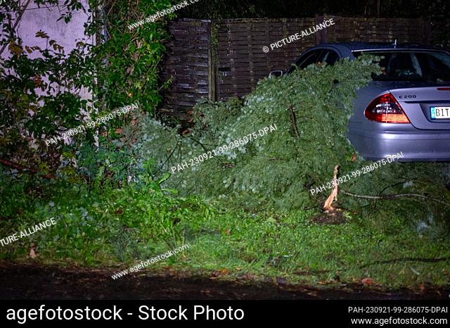 21 September 2023, Rhineland-Palatinate, Nusbaum: Fallen trees and snapped branches lying on a car are evidence of fierce winds that have blown in the village...