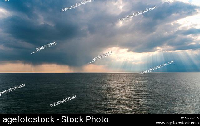 Wettermix aus Sonne und Regen über der Nordsee vor Helgoland