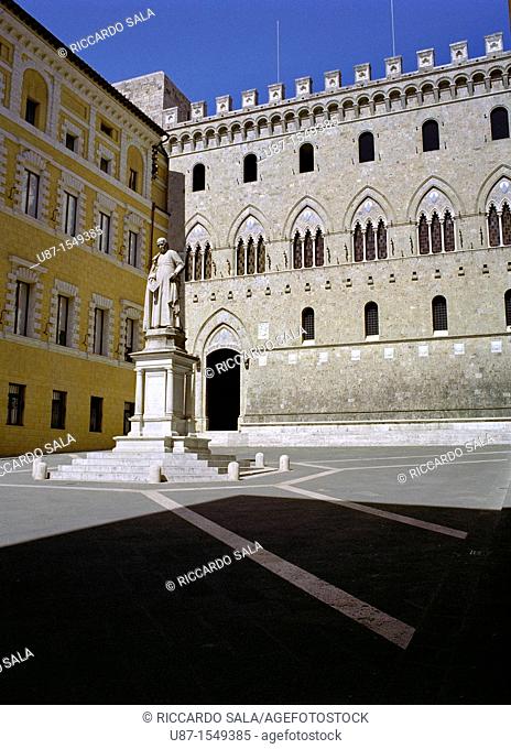Italy, Tuscany, Siena, Statue of Sallustio Bandini in Front of Palazzo Salimbeni Monte dei Paschi di Siena Bank Oldest Surviving Bank in the World