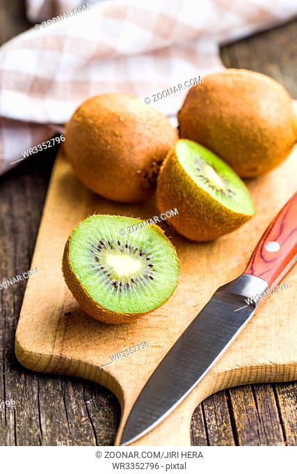 Halved kiwi fruit on cutting board