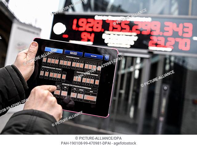 07 January 2019, Berlin: The debt clock of the Bund der Steuerzahler Deutschland e.V. is converted. 94 euros of debt are now being reduced per second - instead...