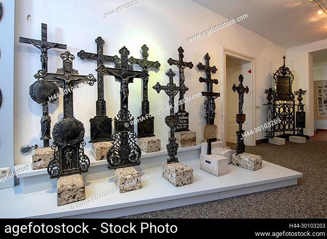 Grabkreuze aus Guss im Bergbaumuseum Achthal in der Gemeinde Teisendorf, Bayern, Deutschland