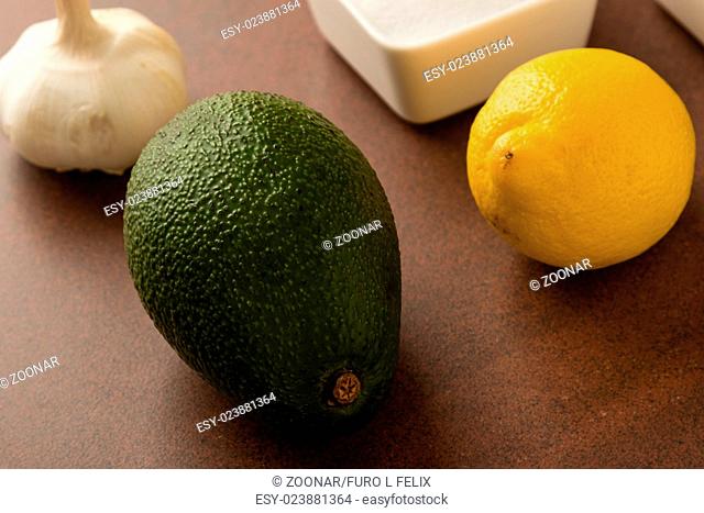 Avocado on tabel