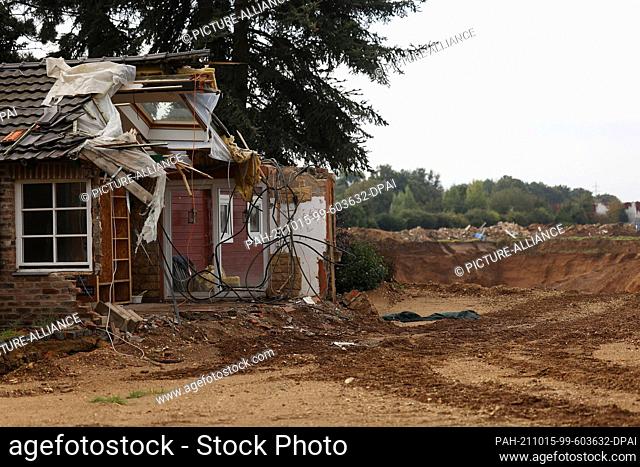 PRODUCTION - 13 October 2021, North Rhine-Westphalia, Erftstadt: A destroyed house stands at the demolition edge to the gravel pit in the Blessem district