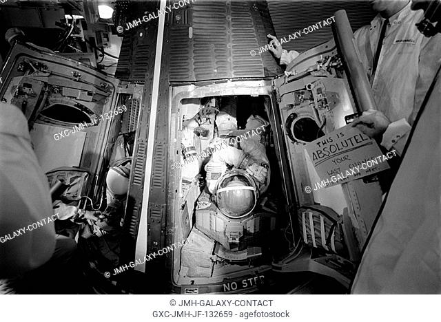 Preparations are made in the white room atop Pad 19 to close the hatches on the Gemini-11 spacecraft just after insertion during the Gemini-11 prelaunch...