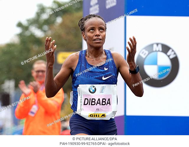 29 September 2019, Berlin: Ethiopian Mare Dibaba finished the BMW Berlin Marathon in a time of 2:20:21 as second woman. In the background Michael Müller (SPD)