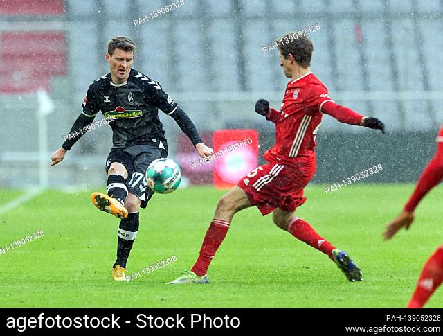 Lukas KUEBLER (SC Freiburg), action, duels versus Thomas MUELLER (MULLER, FC Bayern Munich). Soccer 1. Bundesliga season 2020/2021, 16