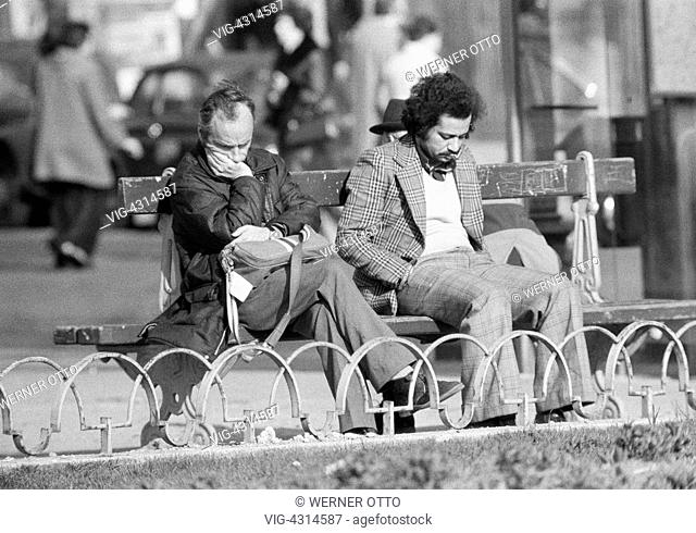 FRANKREICH, PARIS, 09.02.1975, Seventies, black and white photo, people, two men sit side by side on a bench, both are very depressed and tearily