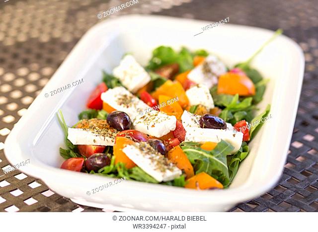 Griechischer Salat in kleiner Schüssel