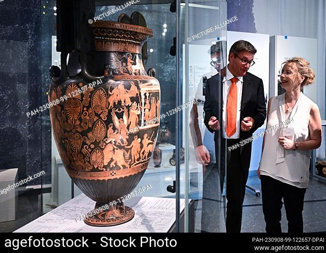 08 September 2023, Baden-Württemberg, Karlsruhe: A restored monumental magnificent vase with depictions of the underworld is on display at the Badisches...