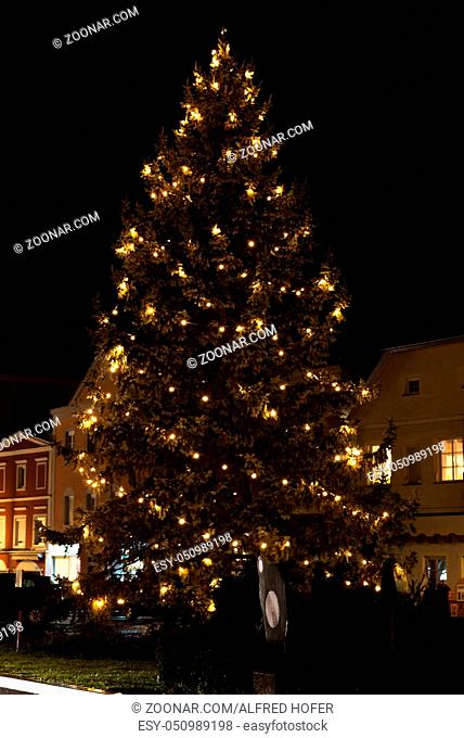 elektrisch beleuchteter Weihnachtsbaum auf einem romantischen Stadtplatz