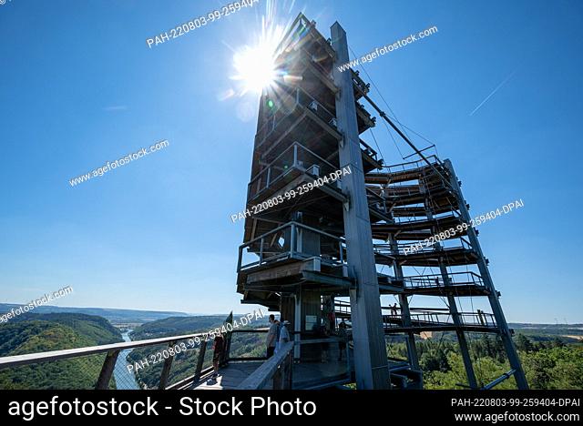 03 August 2022, Saarland, Orscholz: The sun is above the Cloef observation tower near Orscholz. Around 35 degrees Celsius are reported for today in the Saarland