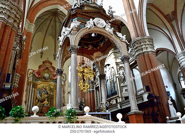 The nave, with Vignola's ciborium. San Petronio Basilica. Piazza Maggiore. Bologna, Emilia-Romagna, Italy, Europe