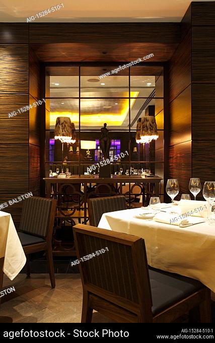 Mirrored alcove in restaurant | Architect: Dexter Moren | Designer: RPW