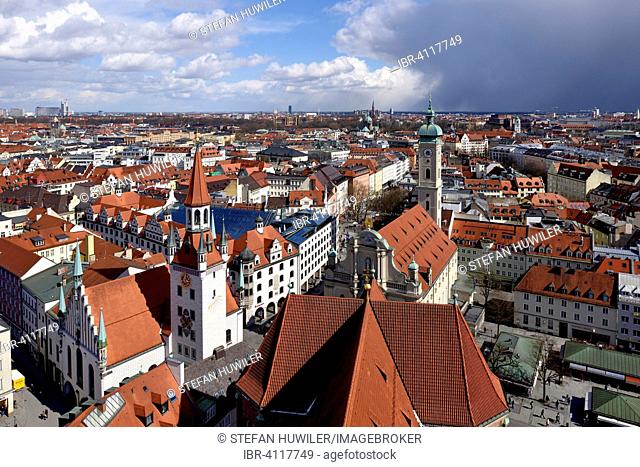 View over the historic centre, Old City Hall and Heilig-Geist-Kirche or Holy Spirit Church, Munich, Upper Bavaria, Bavaria, Germany