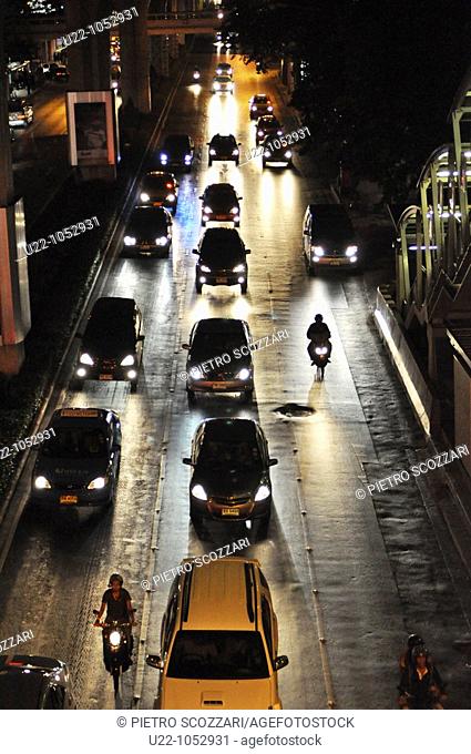 Bangkok (Thailand): night traffic along Ploenchit Road