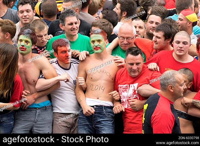 Stadtfest Doudou (Ducasse) in Mons, dicht gedrängt feierndes Publikum, Foto: Robert B. Fishman, 15.6.2014