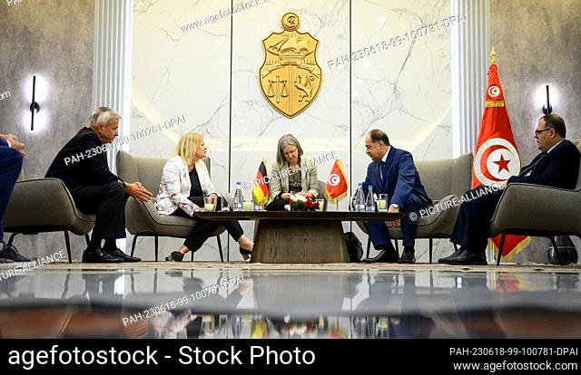 18 June 2023, Tunisia, Tunis: Nancy Faeser (l, SPD), Federal Minister of the Interior and Home Affairs, holds a conversation with Kamel Fekih 2nd from right)