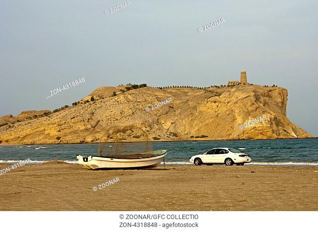 Fischerboot mit Reuse und Auto am Sawadi Strand, hinten eine der Sawadi Inseln mit Beobachtungsturm, Barka Wilyat, Sultanat Oman / Fishing boot with fish trap...