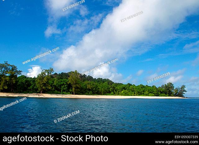 Küste der Seychellen-Insel Cousin im Indischen Ozean. Coastline of the small island Cousin, Seychelles in the Indian Ocean