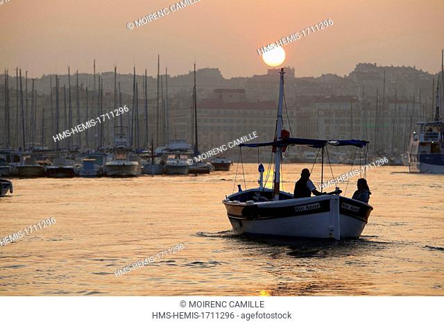 France, Bouches du Rhone, Marseille, Vieux Port, ride with sharp Localanque