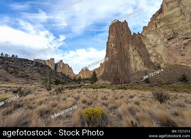 Pointed red rock walls, canyon with rock formations, The Red Wall, Smith Rock State Park, Oregon, USA, North America