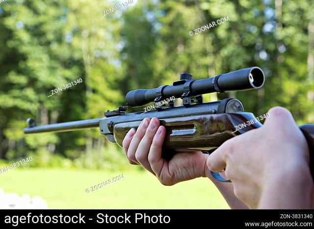 Fast targeting with hand weapon through optical sight