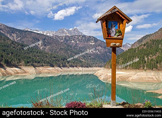 Lago di Sauris idyllischer Stausee in den Karnischen Alpen