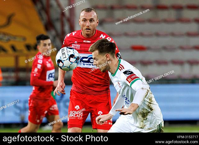 Kortrijk's Kevin Vandendriessche and OHL's Mathieu Maertens fight for the ball during a soccer match between KV Kortrijk and OHL Oud-Heverlee-Leuven