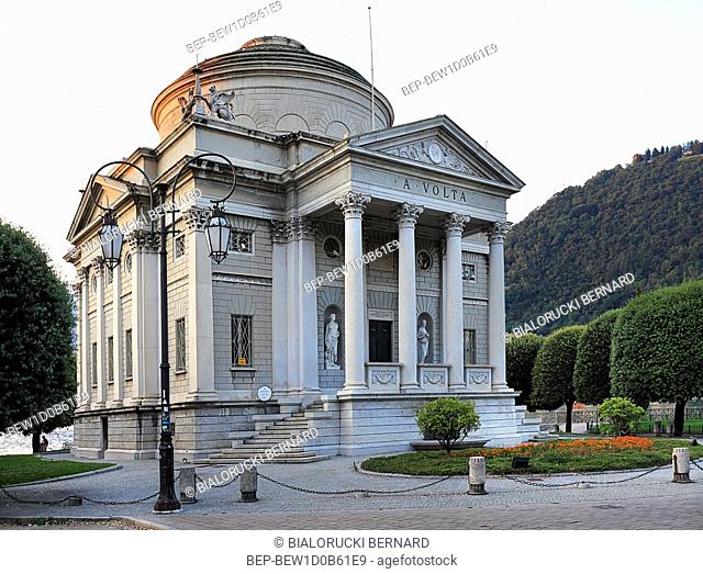 Wlochy - Lombardia - Como - muzeum Alessandro Volta - Tempio Voltiano - nad jeziorem Como Italy - Lombardy - Como - Alessandro Volta museum by the lake of Como