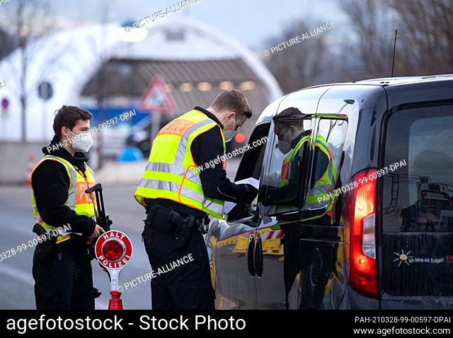 28 March 2021, Bavaria, Kiefersfelden: Federal police officers check travellers entering Germany from Austria on the 93 motorway (A93) at the Kiefersfelden...